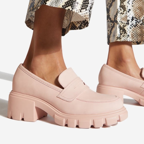 ShoeDazzle Muncel Lug Sole Loafer in Chalk Pink Size 8 but fits Size 8.5 to 9 - Picture 1 of 9